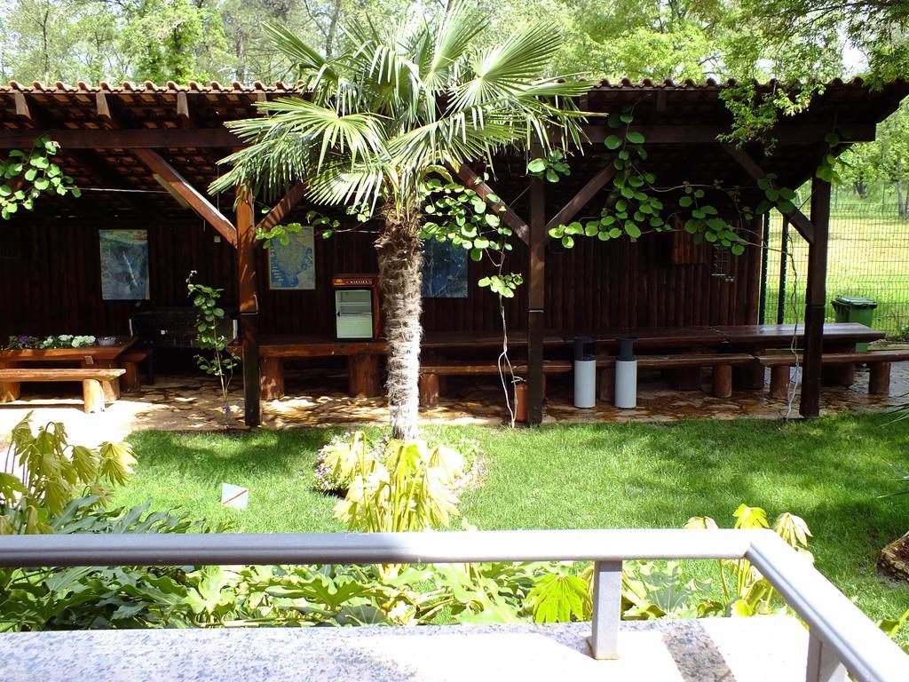 Aqua Family Apartments Karigador Zimmer foto